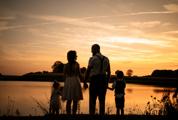 photo famille golden hour coucher soleil